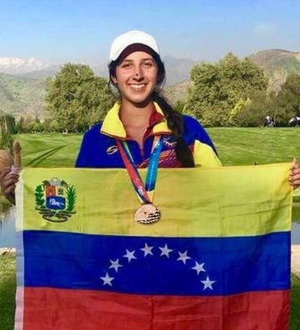 MSC Noticias - Vanessa-Gilly-con-la-bandera-de-Venezuela-después-del-triunfo1 FVG Prensa Golf 