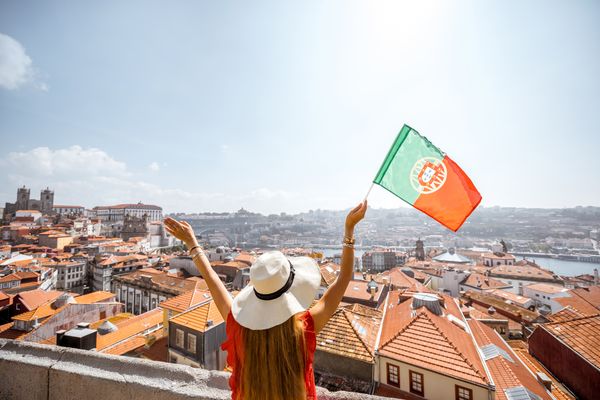 MSC Noticias - Mujer-ondea-bandera-portuguesa-en-Oporto Arte y Cultura 