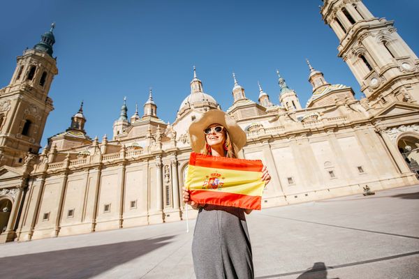 MSC Noticias - Mujer-con-bandera-espanola VenExt 